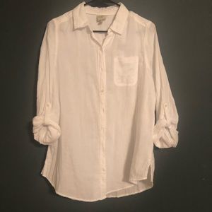 Casual white shirt. Measurements pit to pit are 21 in and length is 26.5 in